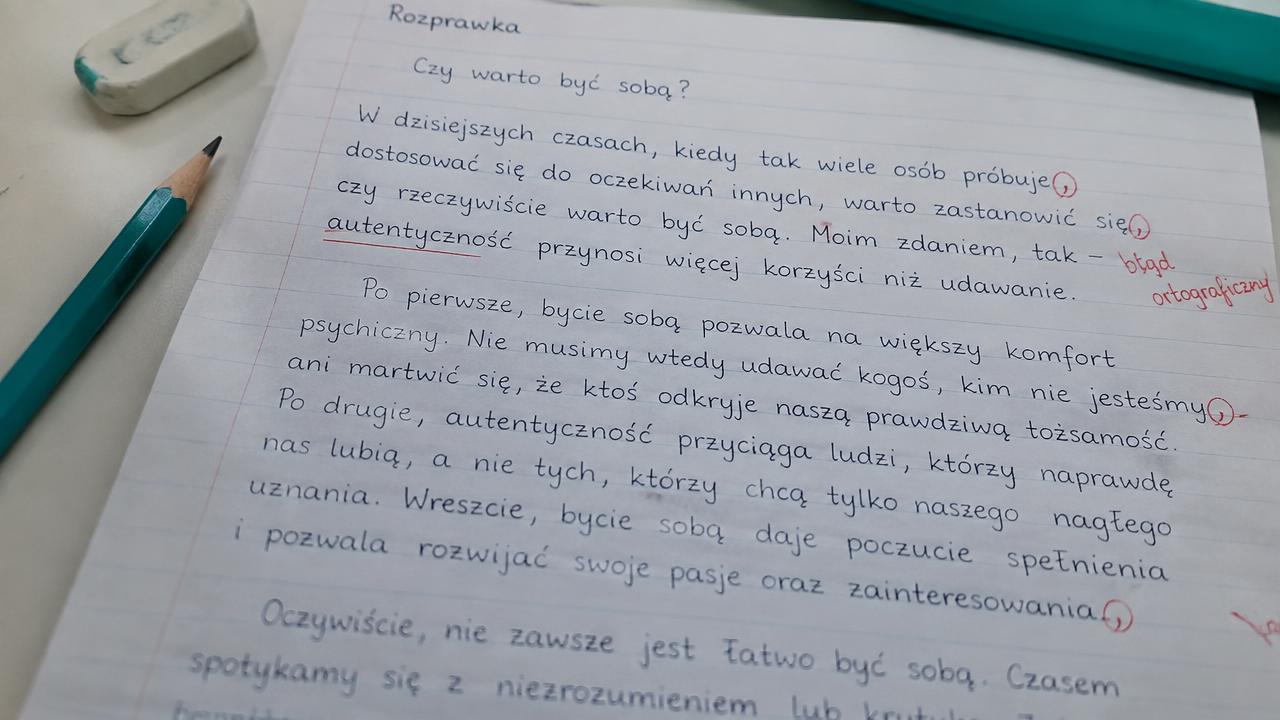 Wypracowanie ucznia z zaznaczonymi na czerwono błędami interpunkcyjnymi